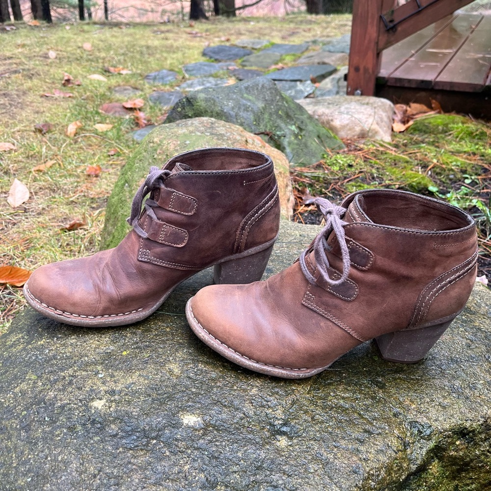 Clarks Artisan Brown Leather Booties 8 1/2